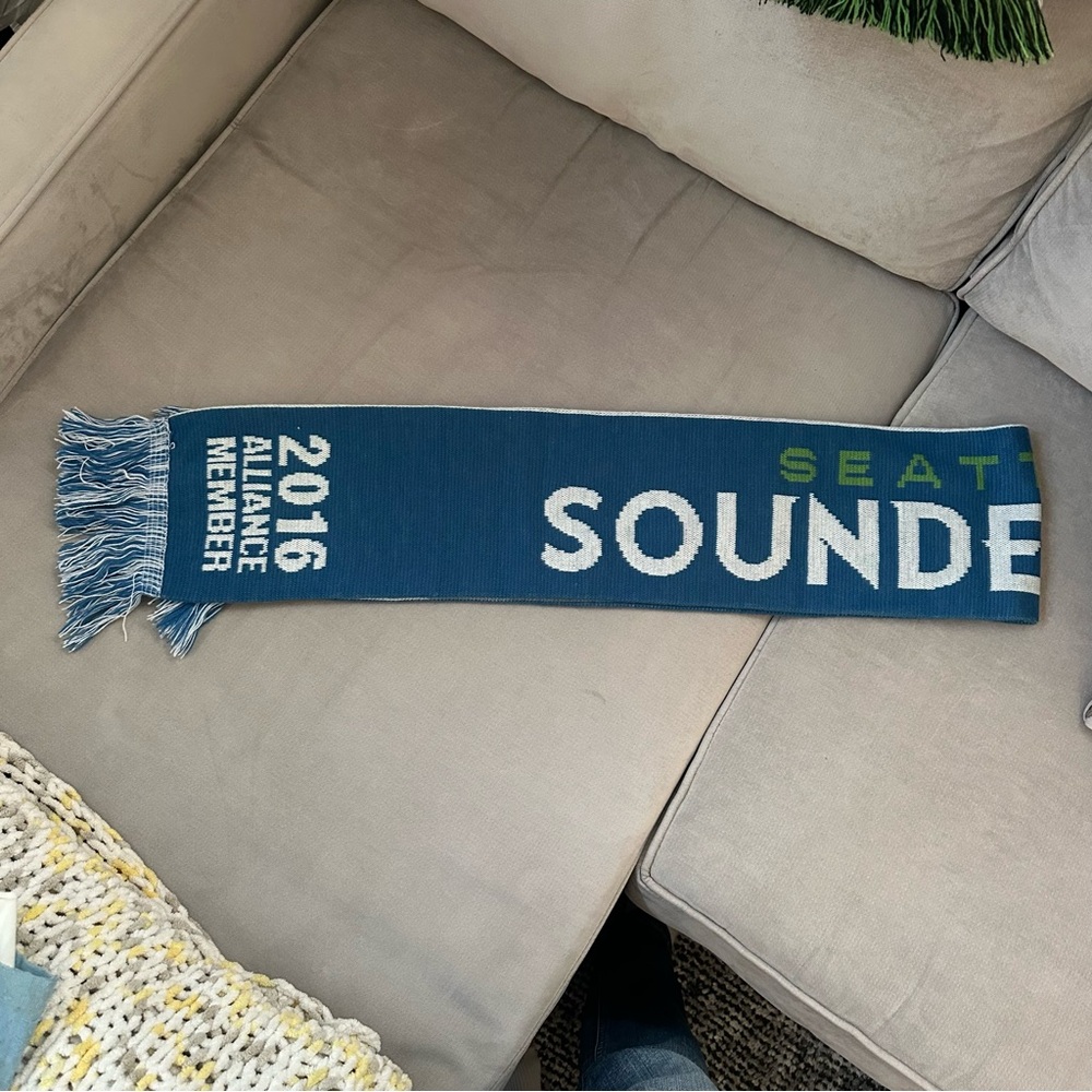 2 Seattle Sounders Season Ticket Holder Scarves! - Picture 8 of 10